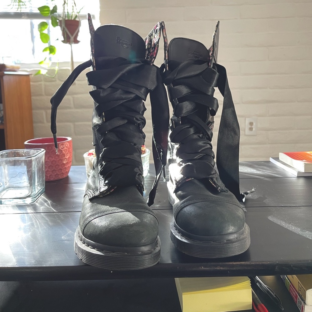 Dr. Martens Triumph Floral Ribbon Lace Up Green Leather Grunge High Moro Boot